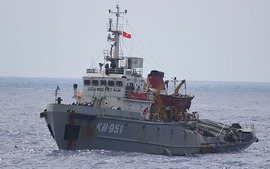 越南渔检船遭中国船只冲击 船上多处受损 